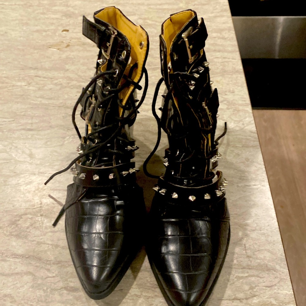 Pointed toe lace up boots